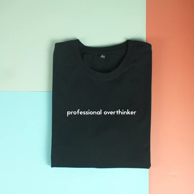 Áo thun cotton 100% in chữ professional overthinker