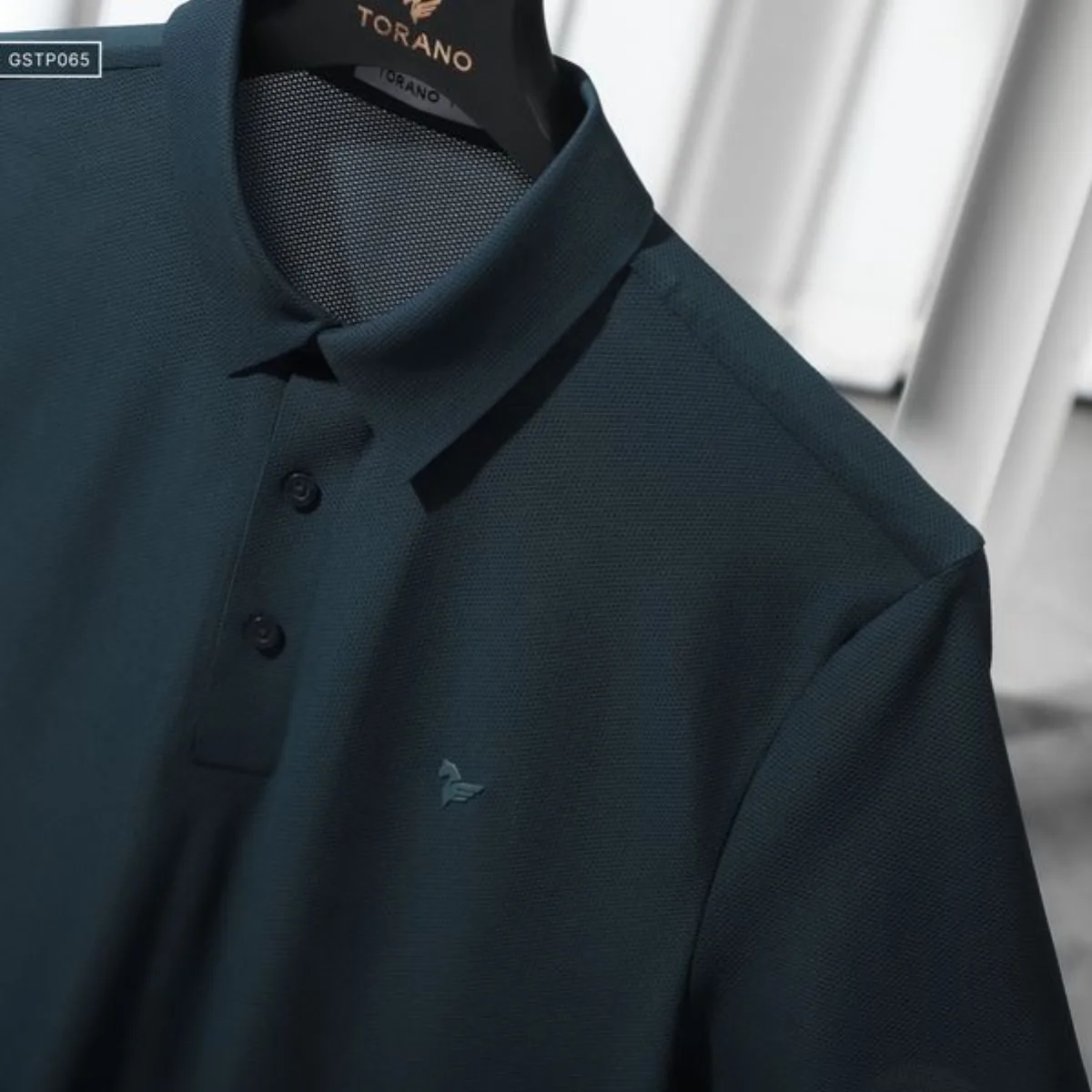 Áo polo nam TORANO ARMOUR POLO in logo ngực, không đường may công nghệ ép nhiệt cao cấp, chất thoáng khí GSTP065