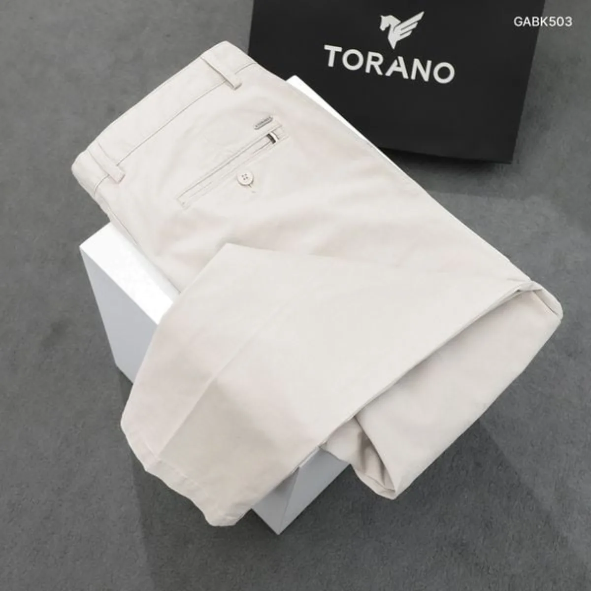 Quần Kaki Nam KHAKI PANNTS Torano túi chéo basic regularfit cúc rập logo Không Phai Màu GABK503