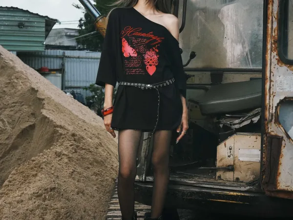 Áo thun tay ngắn nữ hình in lệch vai. Oversize