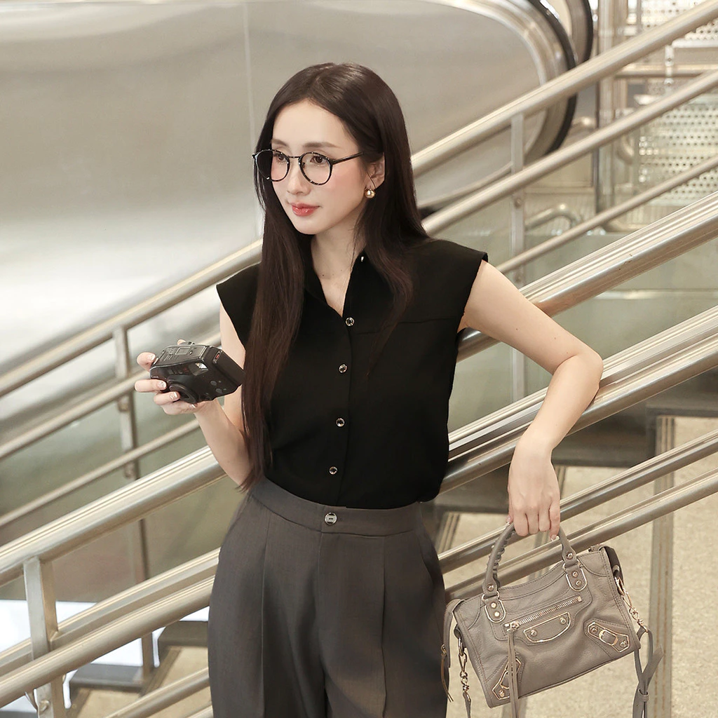 Áo kiểu nữ dáng suông GUMAC vai có đệm mỏng rã đô thân trước và thân sau  AF01048
