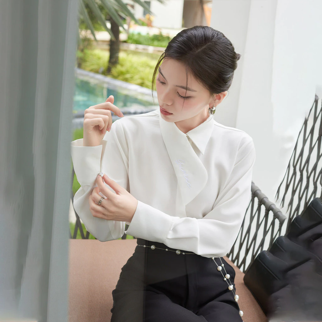 Áo Sơ Mi Nữ GUMAC Form Suông Rộng Cổ Kiểu Dài Lệch Nẹp Khuy Giấu Hiện Đại Đính Nút Đá Sang Trọng AE10058