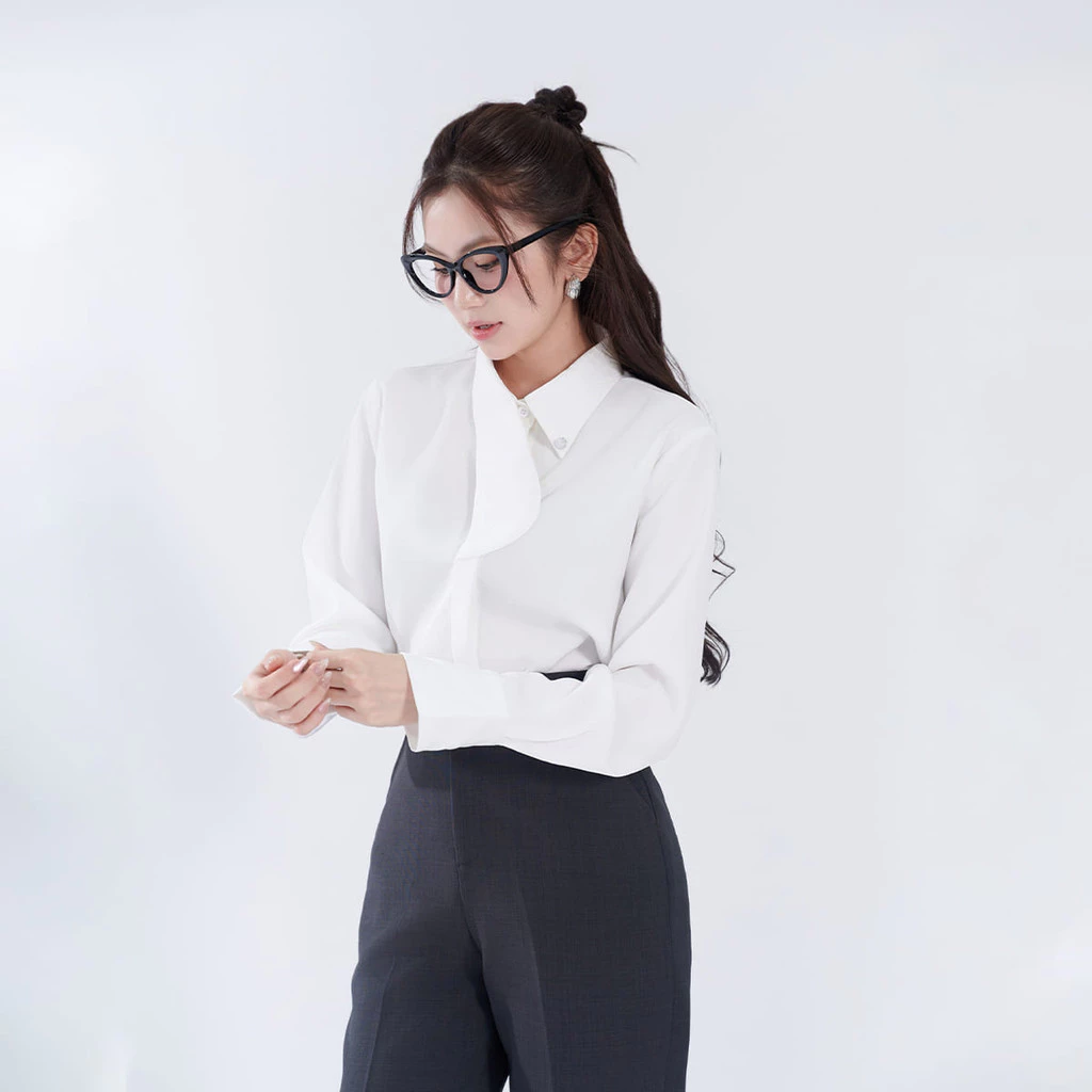 Áo Sơ Mi Nữ GUMAC Form Suông Rộng Cổ Kiểu Dài Lệch Nẹp Khuy Giấu Hiện Đại Đính Nút Đá Sang Trọng AE10058