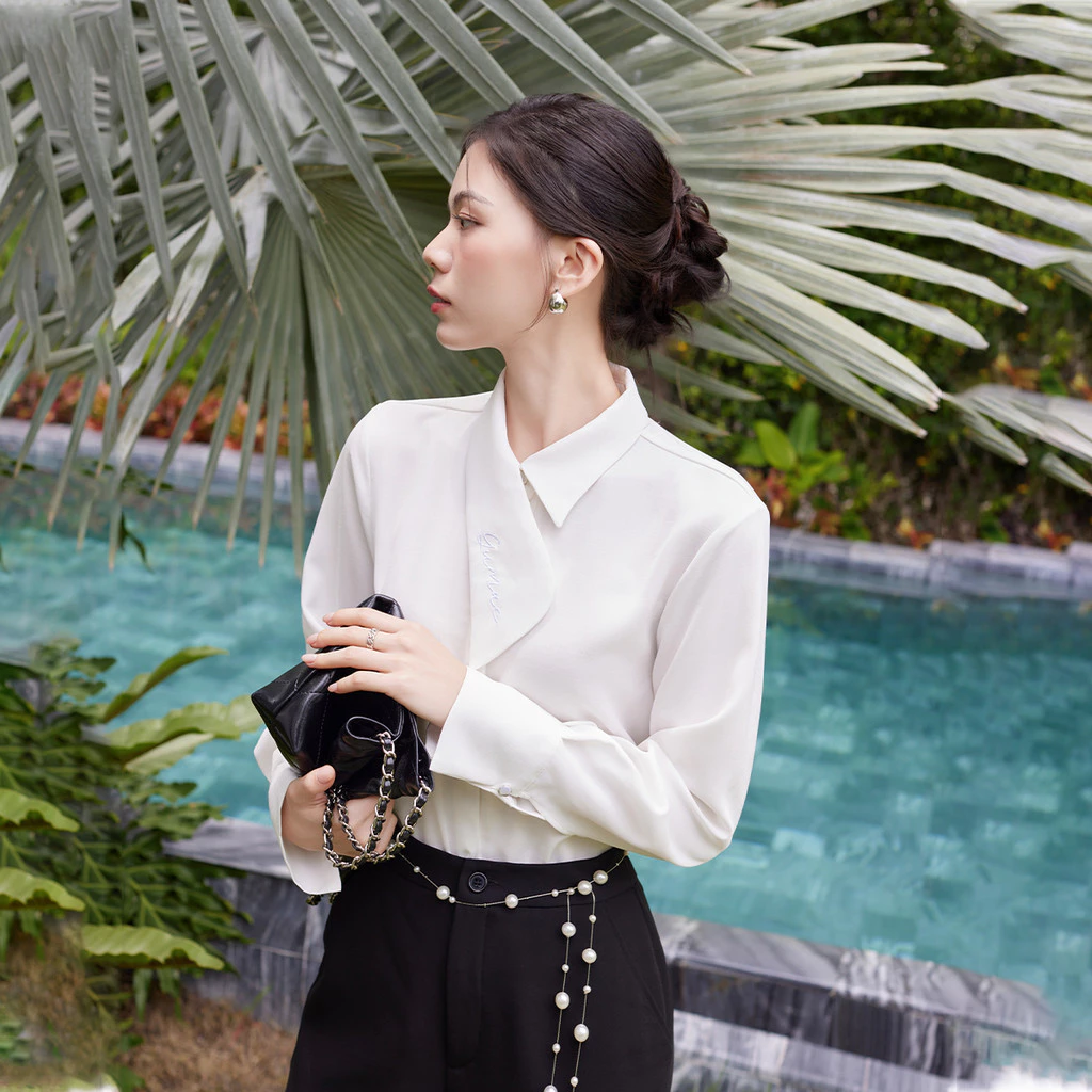 Áo Sơ Mi Nữ GUMAC Form Suông Rộng Cổ Kiểu Dài Lệch Nẹp Khuy Giấu Hiện Đại Đính Nút Đá Sang Trọng AE10058