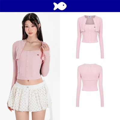 Set áo hai dây có khoác ngoài dài tay DKMV form croptop thiết kế trơn basic đính logo cá màu hồng Felicite Top | K-T60-H