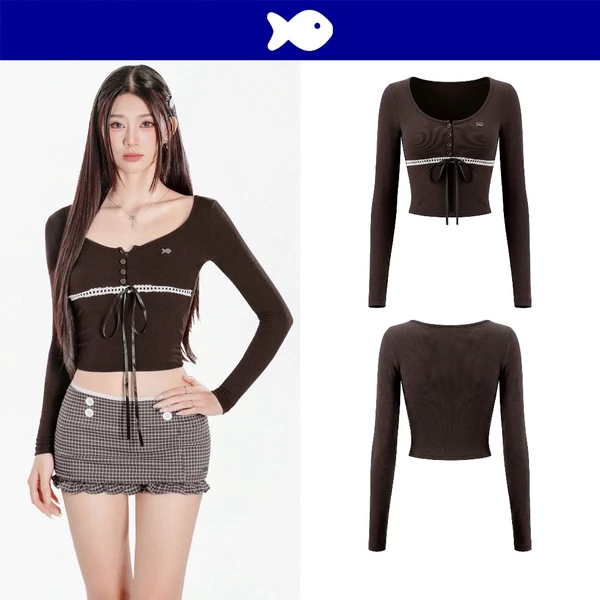 Áo nữ dài tay croptop ôm dáng DKMV thiết kế hàng ren trắng đan dây ruy băng đen logo cá màu nâu Posey Top | K-T68-N