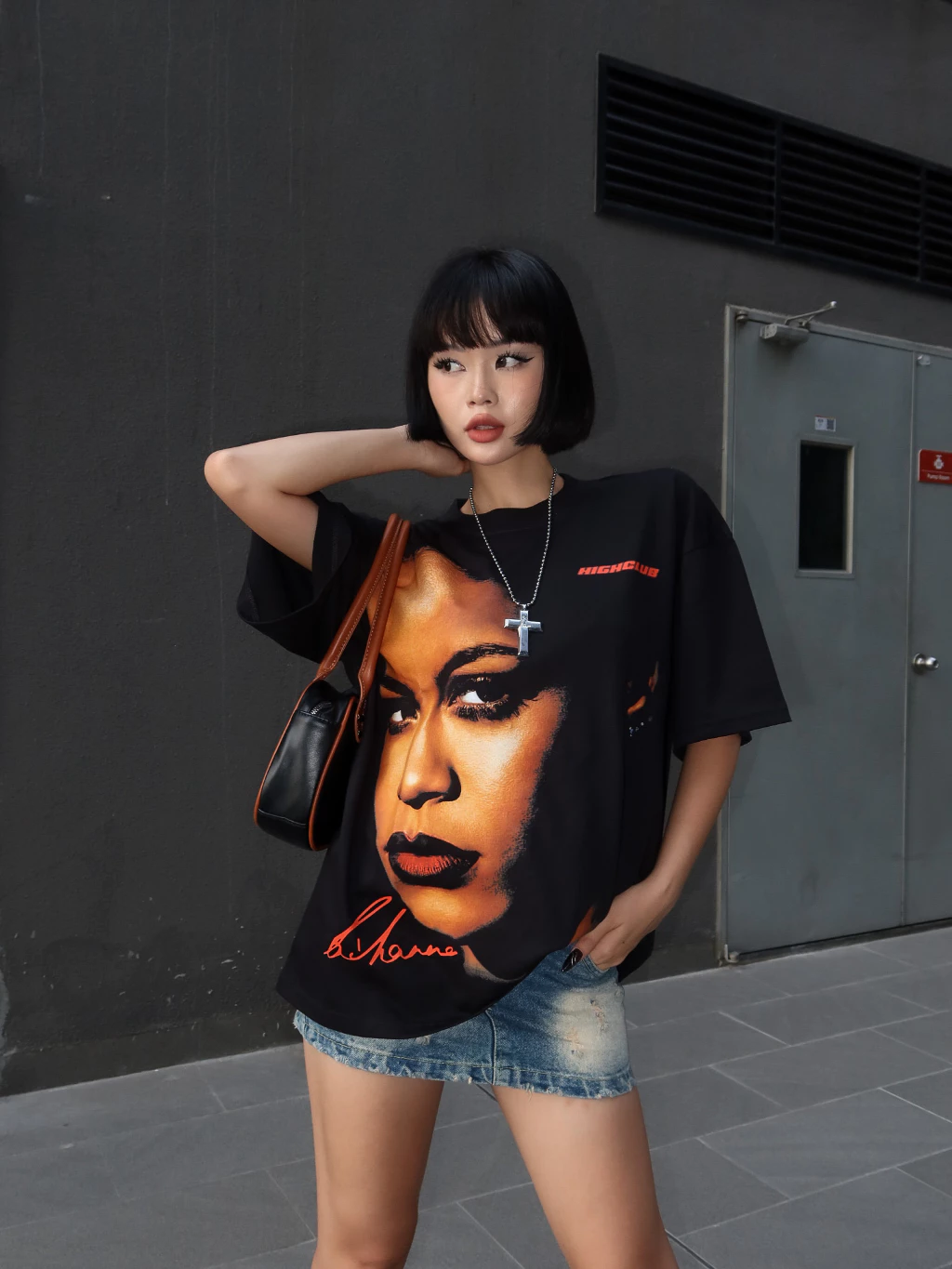 Áo Thun RIHANNA Tay Lỡ Unisex Nam/Nữ màu ĐEN Cổ Tròn PHỐI CỔ - HIGHCLUB Brand Chính Hãng
