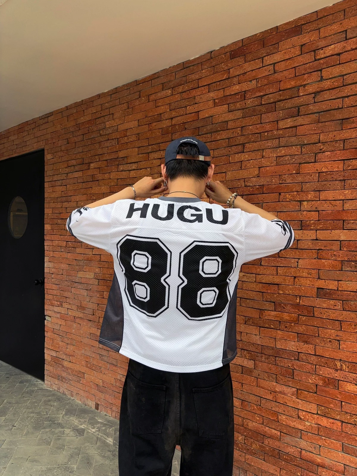 Áo lưới jersey màu đen, trắng in kéo lụa, phong cách thể thao unisex local brand HUGU - EIGHTY EIGHT