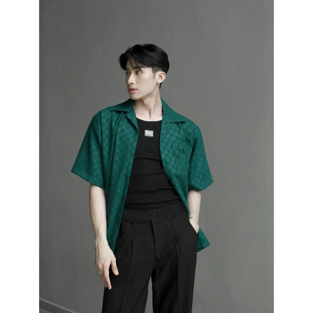 Áo sơ mi kaki tay ngắn màu trắng, đen,... form rộng, unisex in họa tiết dập chìm lạ mắt HUGU - THE SQUARE
