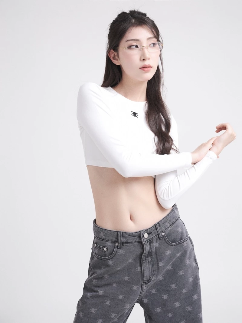 Eleven - Áo Crop Top Tay Dài Thêu Mono | Màu Trắng