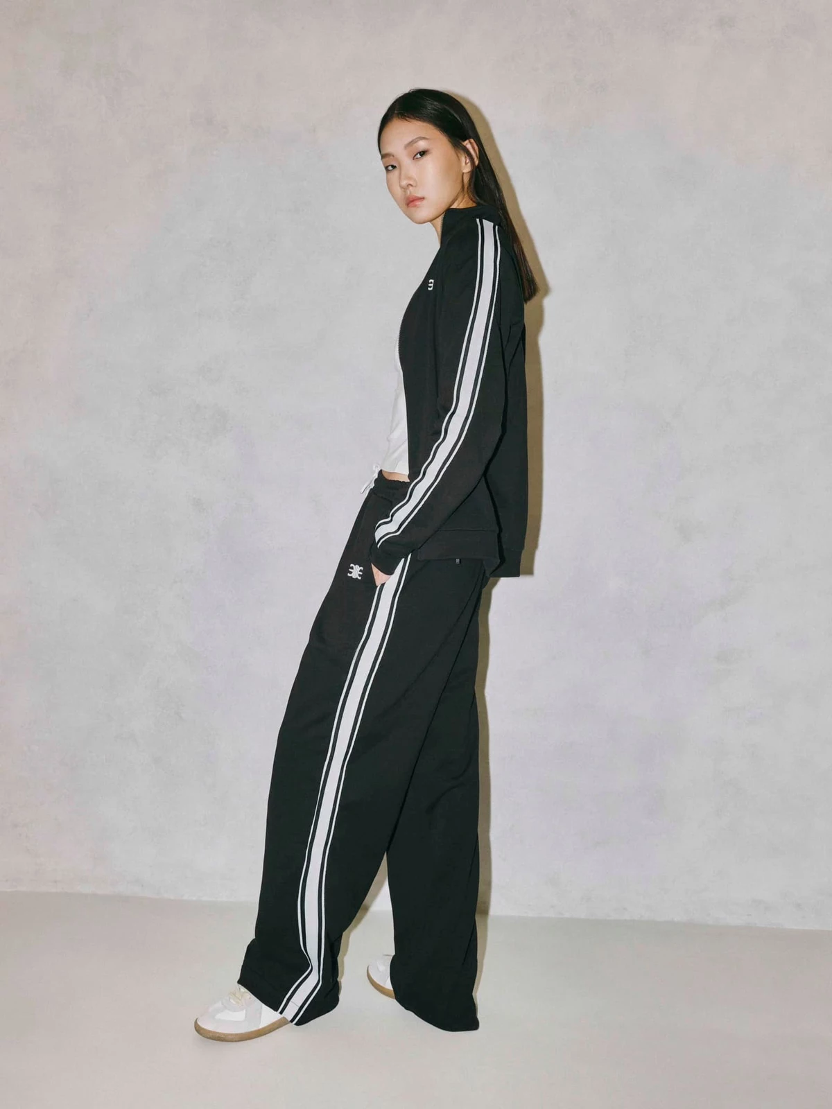 Eleven - Áo Khoác Unisex Nam Nữ Thun Có Dây Kéo Thêu Mono | Màu Đen