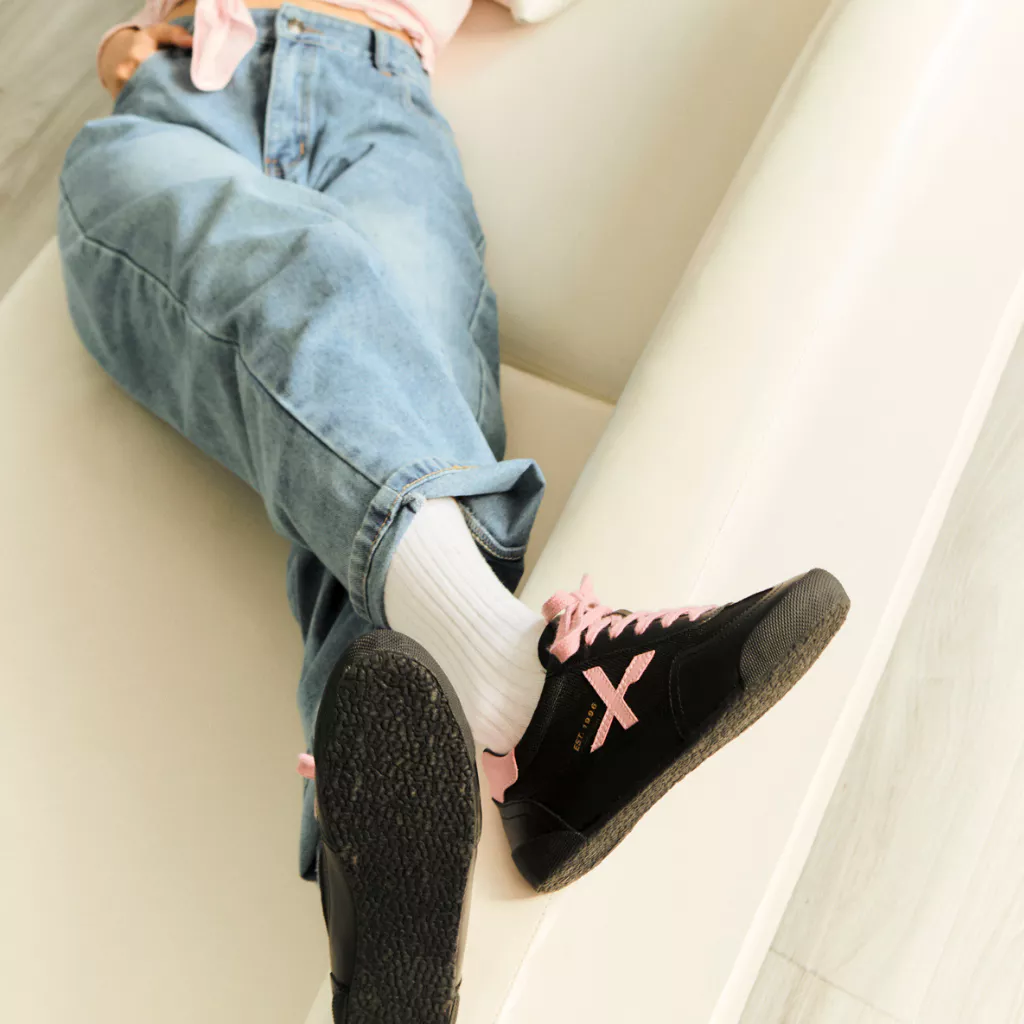 Giày Sneaker Nữ Dincox DC47 BLACK/ PINK Micro Suede Kết Hợp Canvas Shoes Đế Bằng, Bền Và Nhẹ Hơn