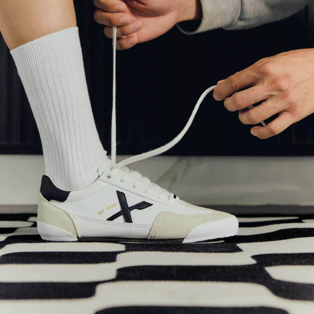 Giày Sneaker Nam Nữ Dincox DC47 WHITE/ BLACK Micro Suede Kết Hợp Da Shoes Đế Bằng, Bền Và Nhẹ Hơn