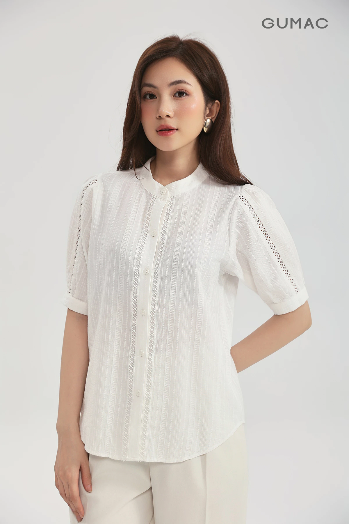 Áo kiểu form suông GUMAC tay lửng cổ trụ nẹp nút và tay áo phối viền ren AG01005