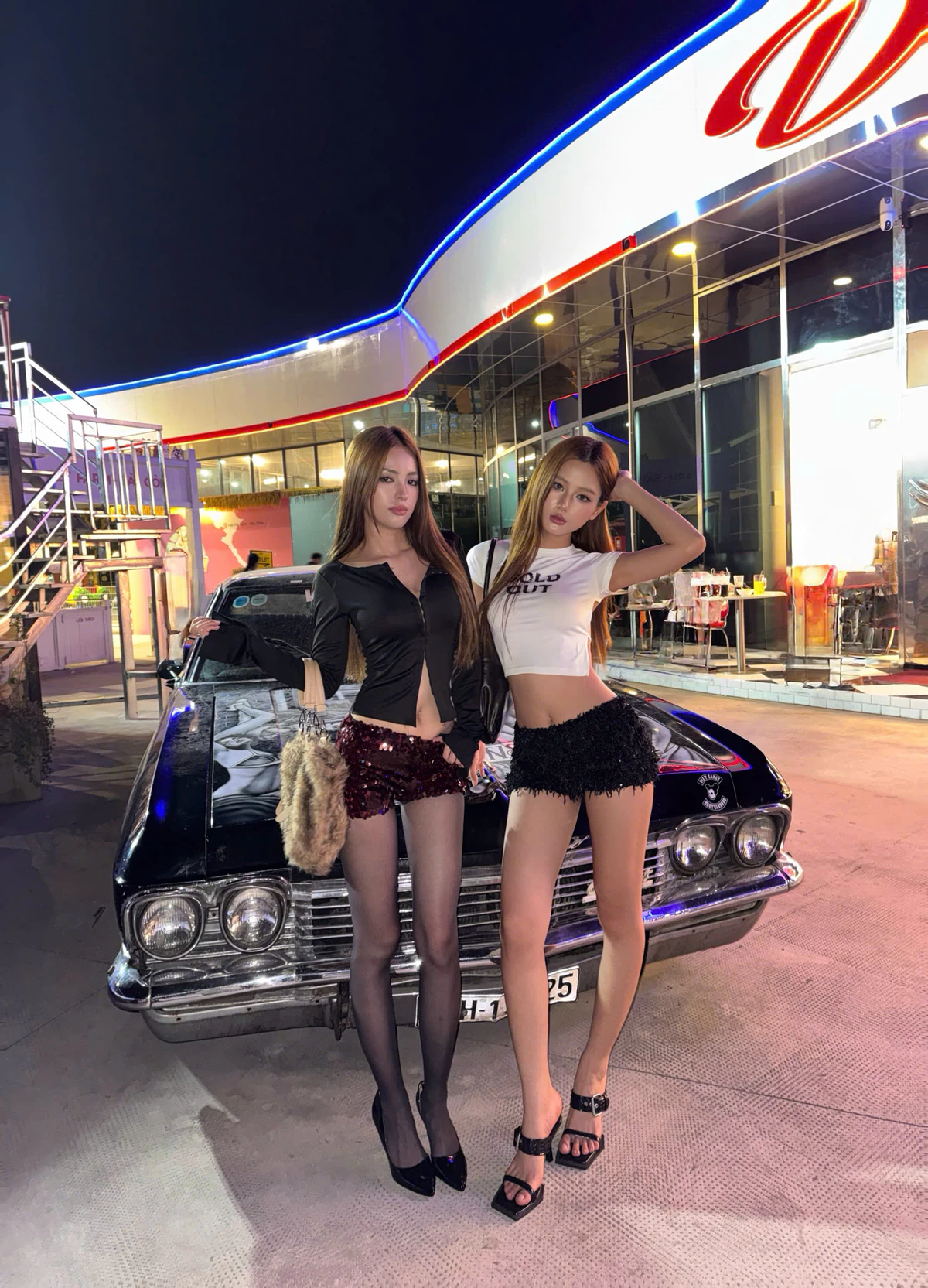 Quần ngắn lông vũ đính kim sa HEBE cạp thấp ôm body sexy - 𝐊𝐈𝐋𝐋 𝐒𝐘𝐒𝐓𝐄𝐌