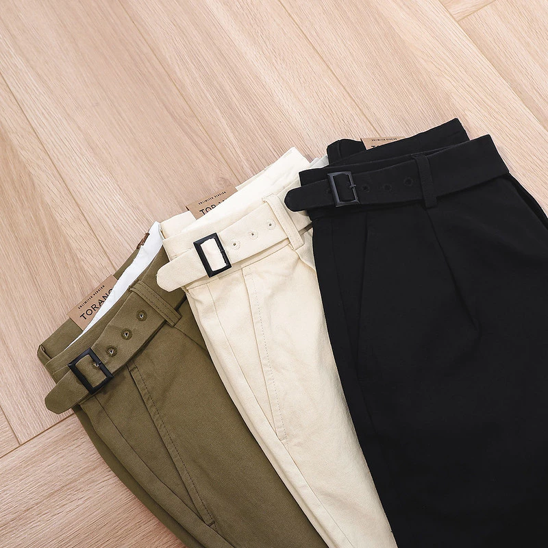Quần short đũi SIDE-TAB LINEN SHORTS TORANO basic, có quai nhê thanh lịch và hiện đại FSBI004