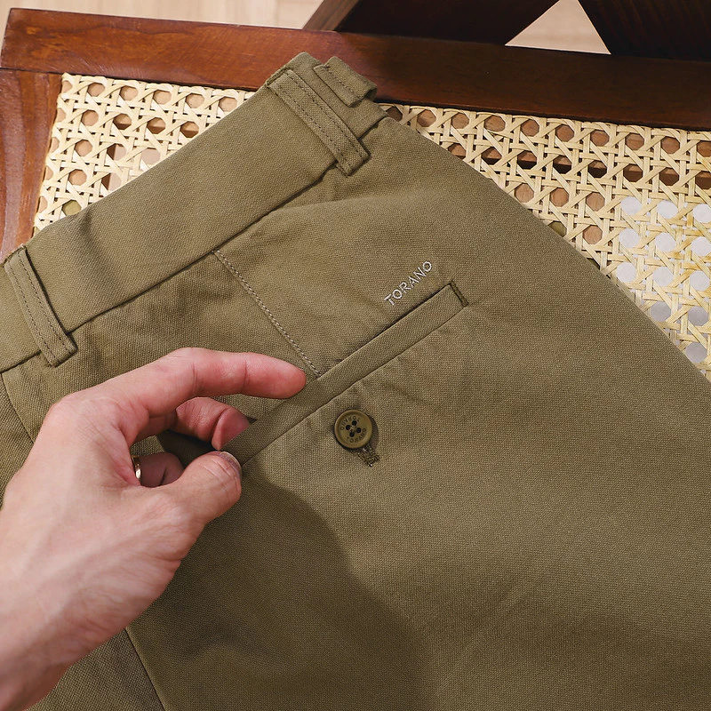 Quần short đũi SIDE-TAB LINEN SHORTS TORANO basic, có quai nhê thanh lịch và hiện đại FSBI004