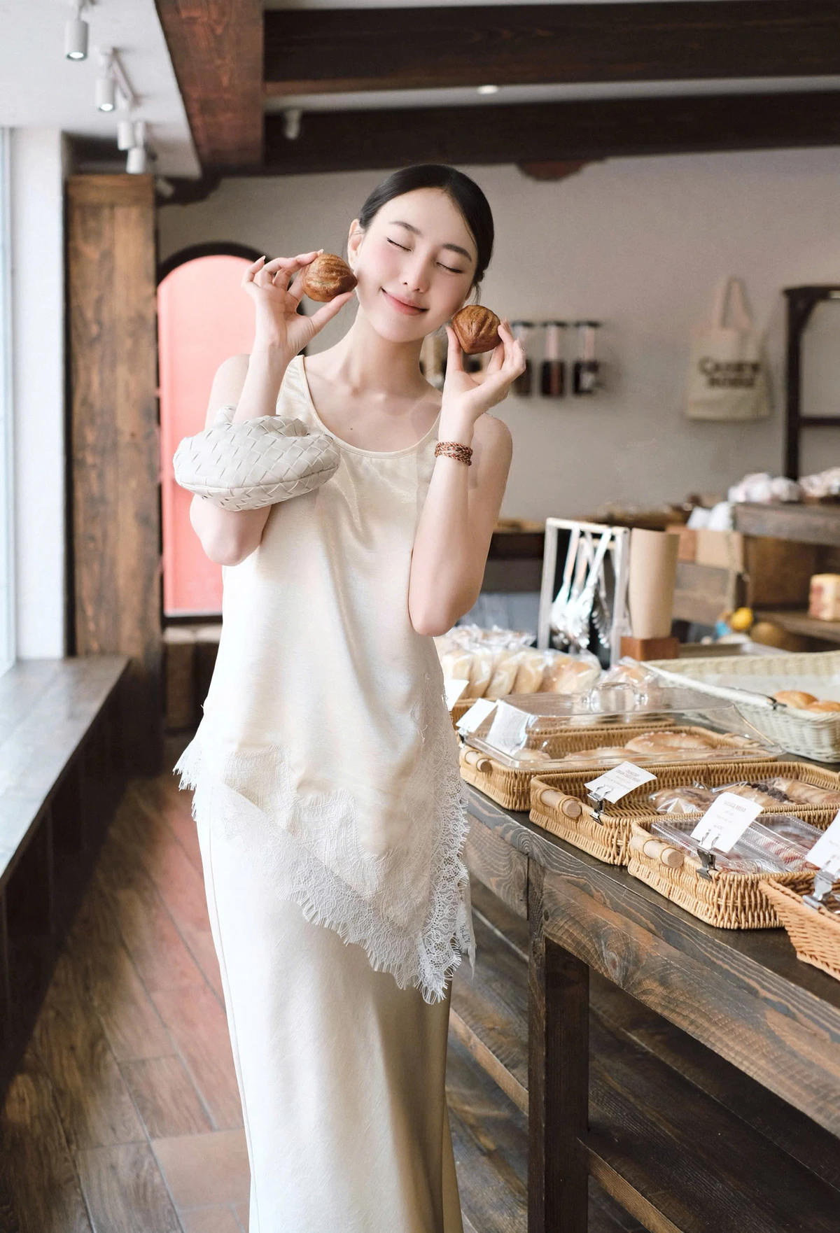 Nosbyn - Set Chân Váy & Áo Nữ Sát Nách Chất Liệu Lụa Phối Ren - Lacey Set