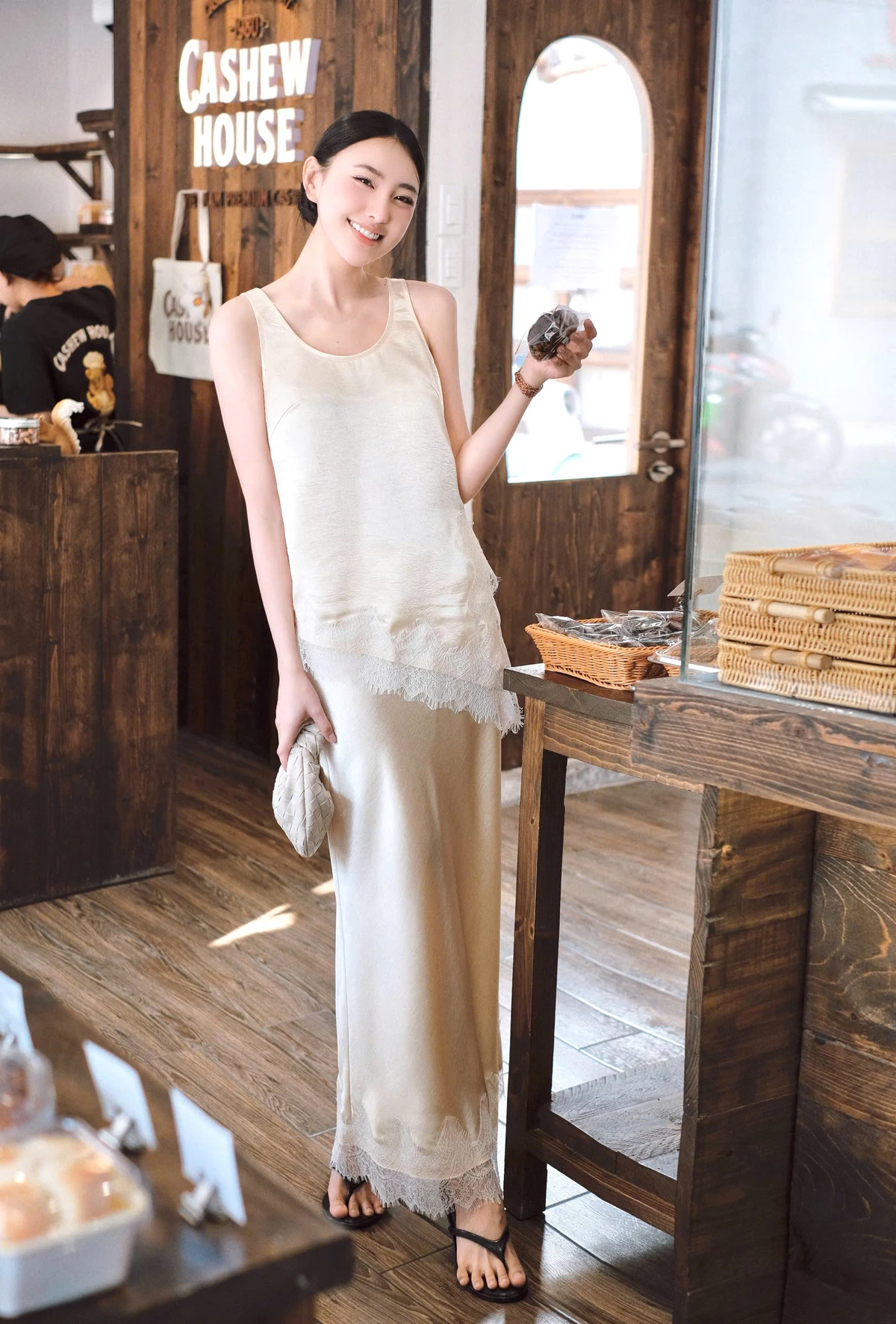 Nosbyn - Set Chân Váy & Áo Nữ Sát Nách Chất Liệu Lụa Phối Ren - Lacey Set