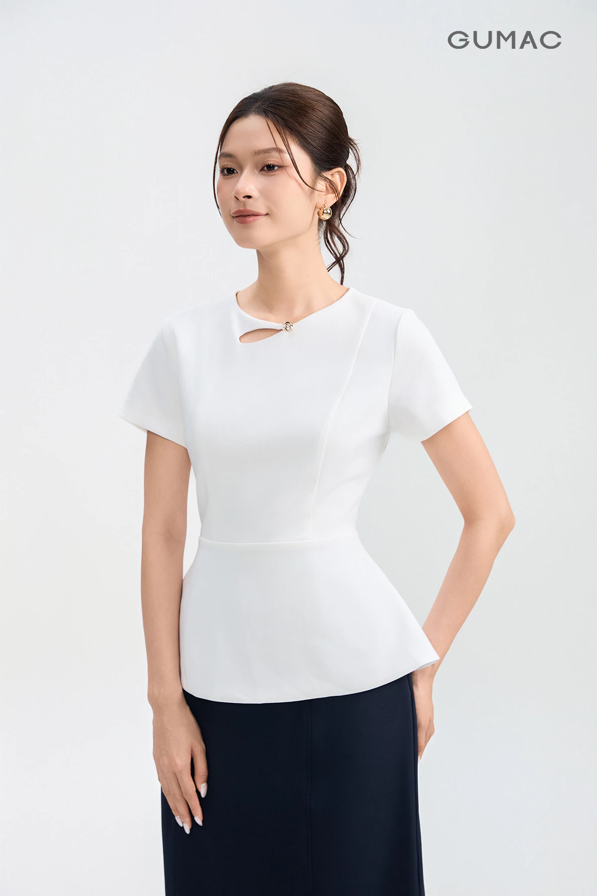 Áo Kiểu Nữ GUMAC Peplum Cut Out Cổ Đính Nút Kim Loại Thanh Lịch AG05029