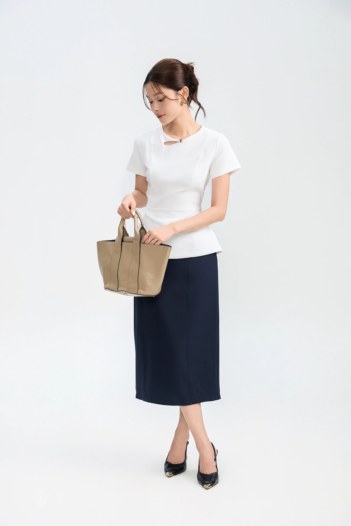 Áo Kiểu Nữ GUMAC Peplum Cut Out Cổ Đính Nút Kim Loại Thanh Lịch AG05029