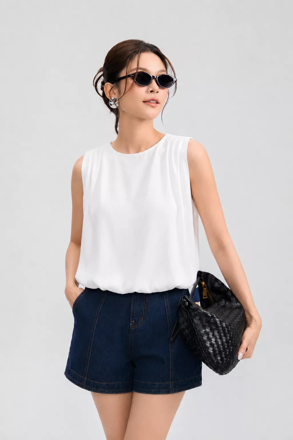 Áo Kiểu Nữ Gmorning - GUMAC Form Bí Không Tay Cổ Tròn Trẻ Trung Hiện Đại YAG05009
