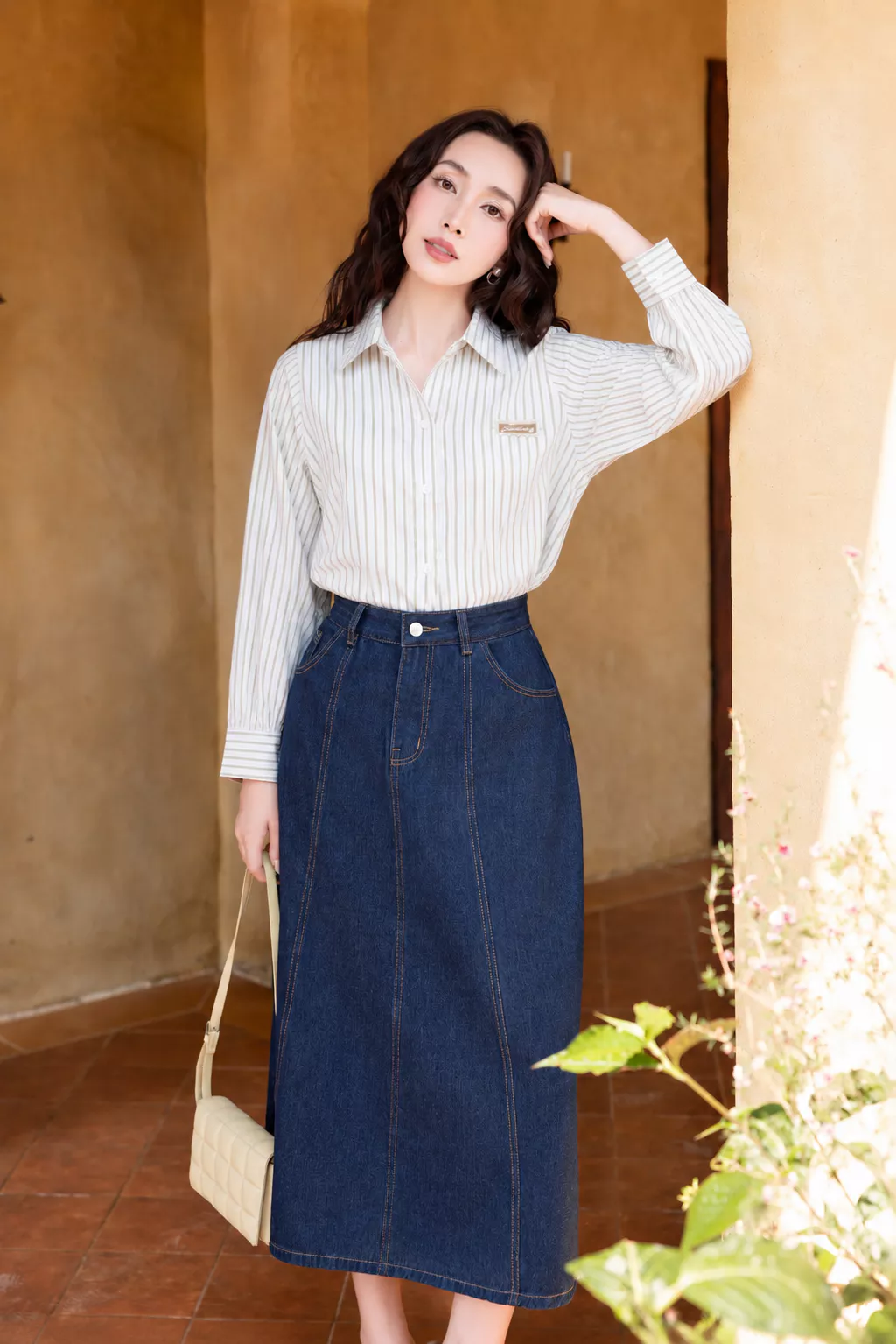 Áo Sơ Mi Nữ Gmorning - GUMAC Form Boxy Tay Dài Lai Phối Ren Nữ Tính Tinh Tế YAG05031