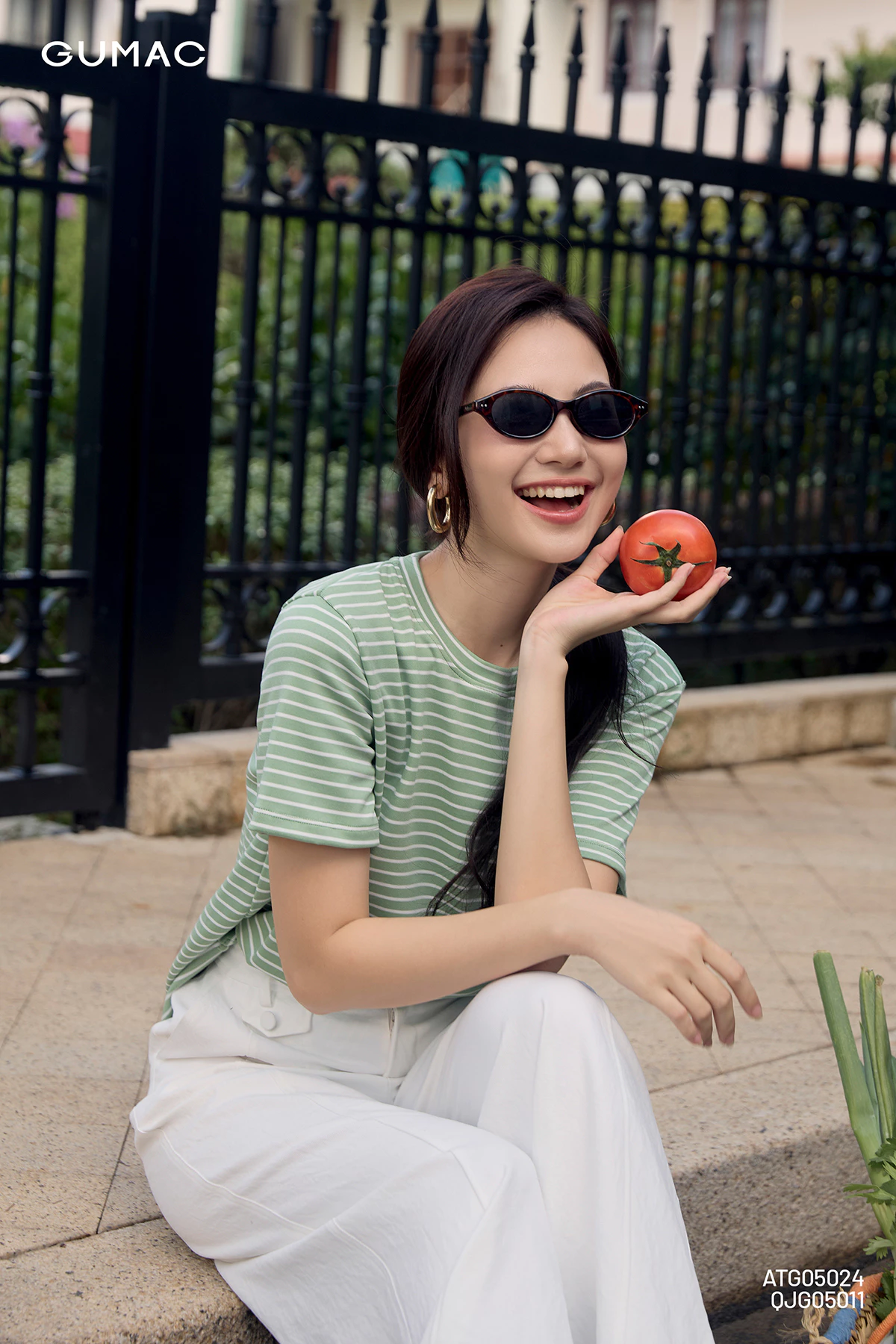 Áo Thun Nữ Tay Ngắn GUMAC Form Suông Cổ Tròn Xẻ Tà Phối Bo Dệt Thun Sọc Năng Động ATG05024