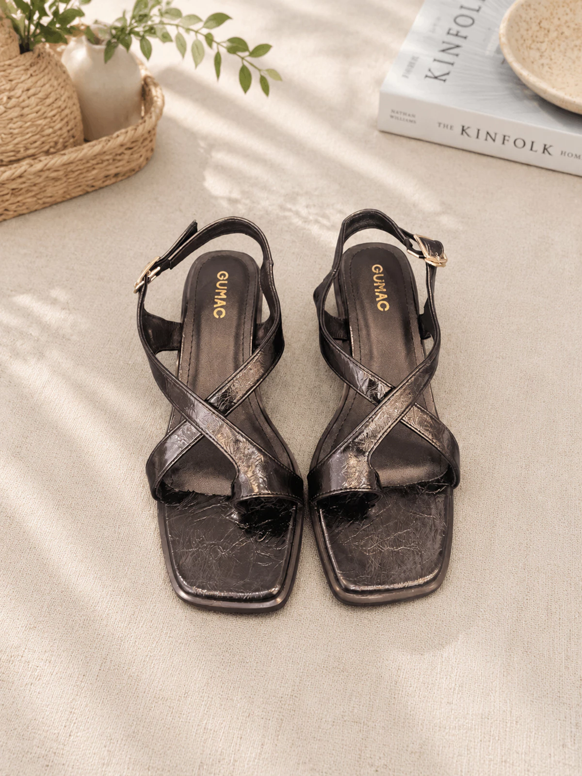 Giày Sandal Nữ GUMAC Mũi Vuông Xỏ Ngón Quai Chéo Mảnh Ôm Chân Tinh Tế GG06038