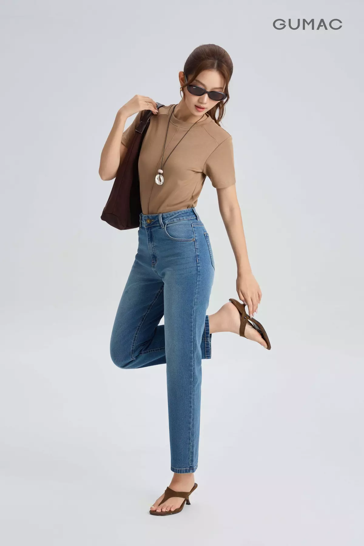 Quần Jeans Nữ GUMAC Form Ống Ôm Co Giãn Bảng Lưng Con Đỉa Nút Logo Sang Trọng QJG07090