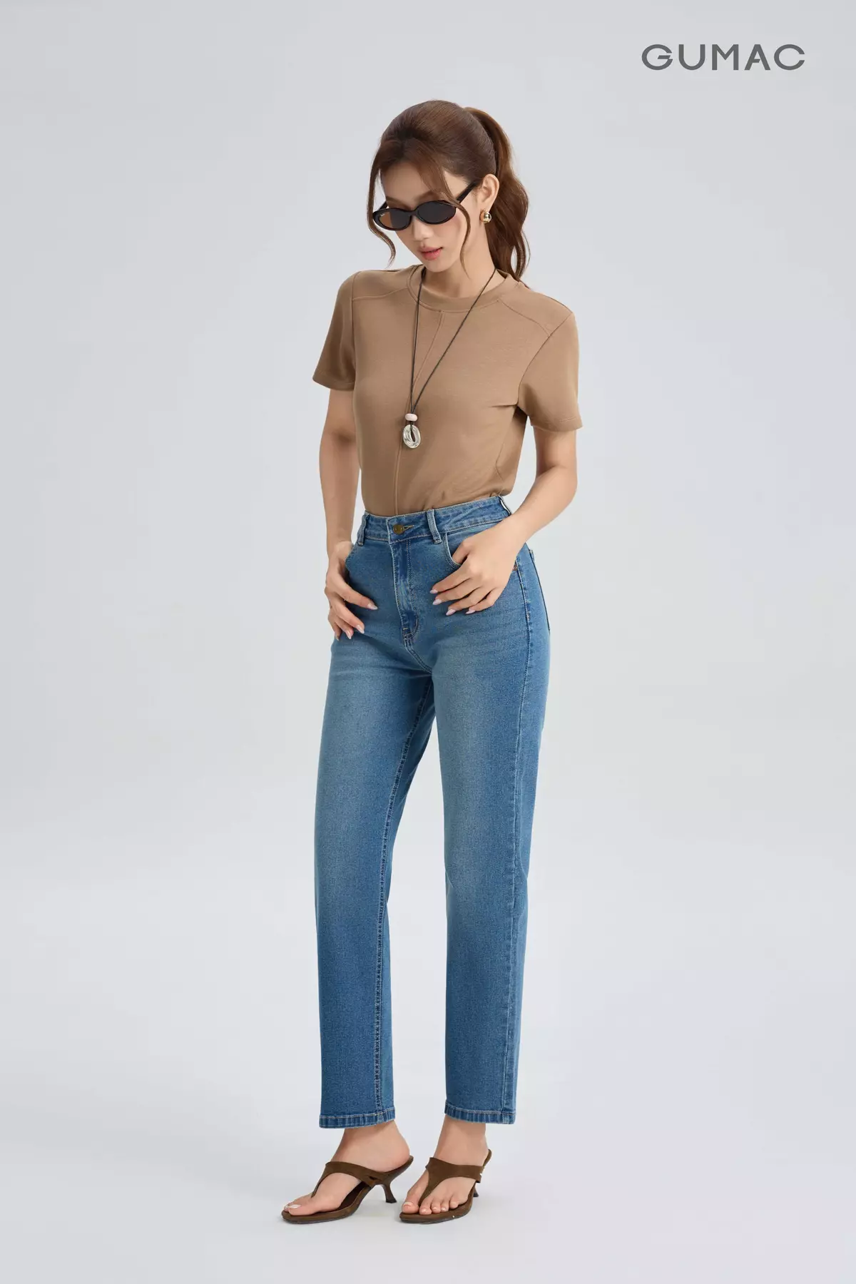 Quần Jeans Nữ GUMAC Form Ống Ôm Co Giãn Bảng Lưng Con Đỉa Nút Logo Sang Trọng QJG07090