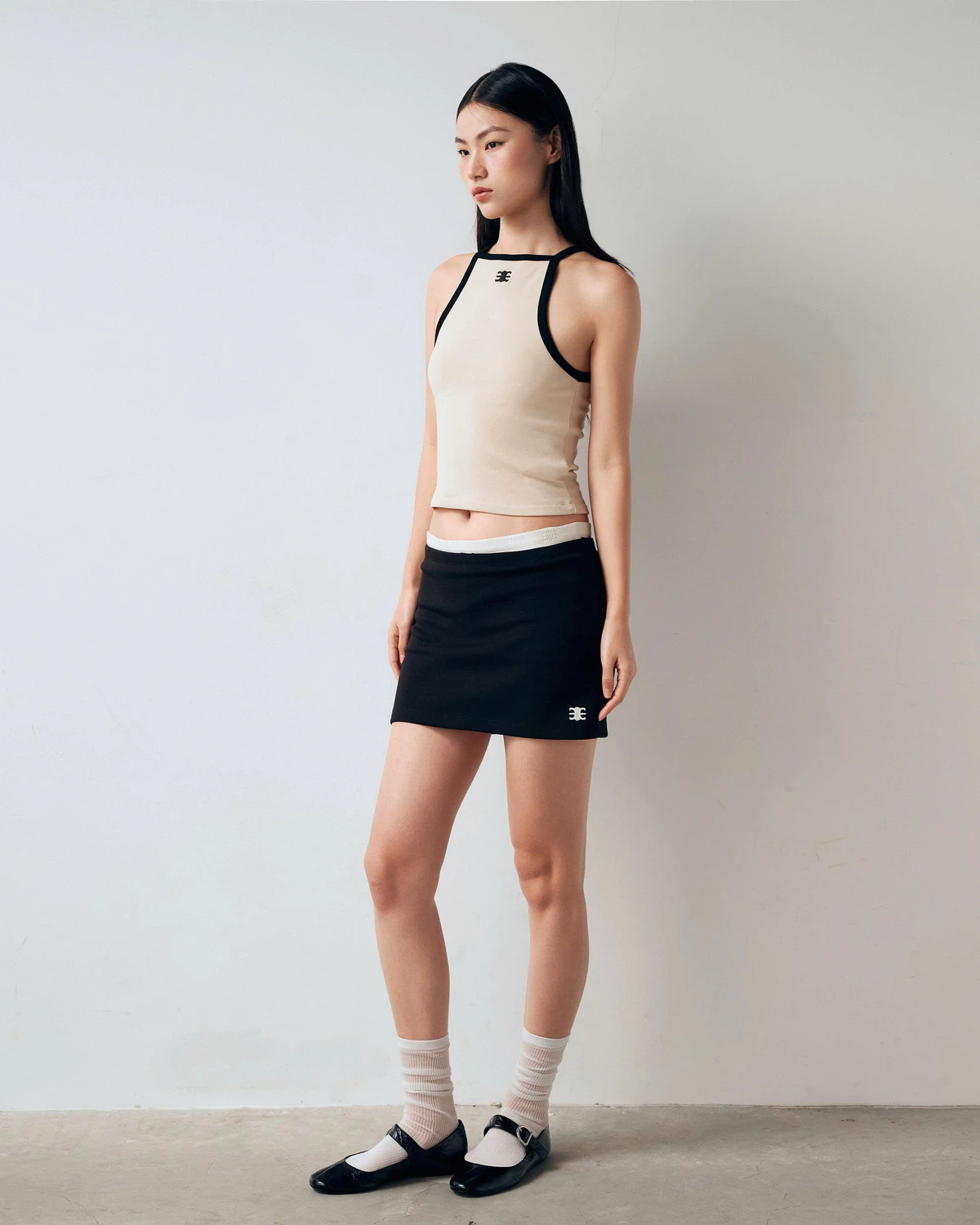 Eleven - Áo Cổ Vuông Viền Tương Phản Thêu Mono | Màu Be