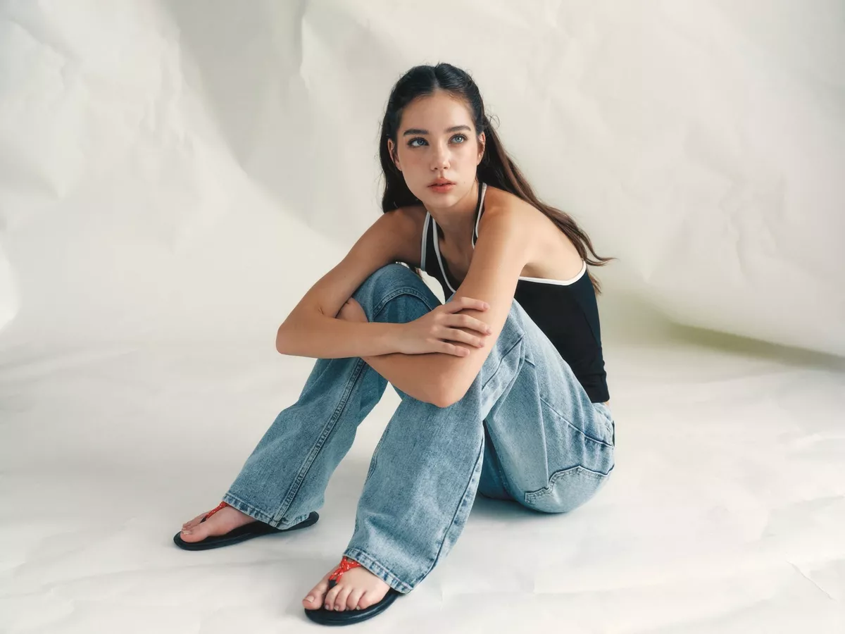 Eleven - Áo Cổ Yếm Viền Tương Phản Thêu Mono | Màu Đen