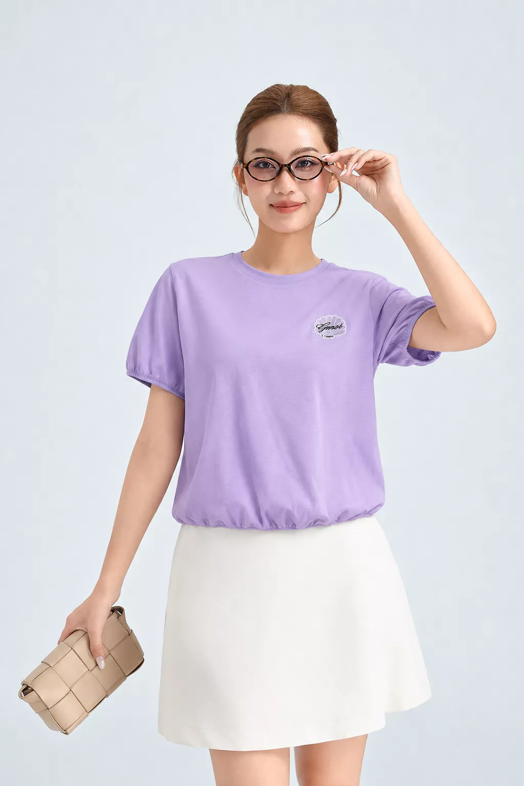 Áo Thun Nữ Gmorning - GUMAC Form Bí Cổ Tròn Hình Thêu Trước Ngực Tinh Tế Nổi Bật YATG06002