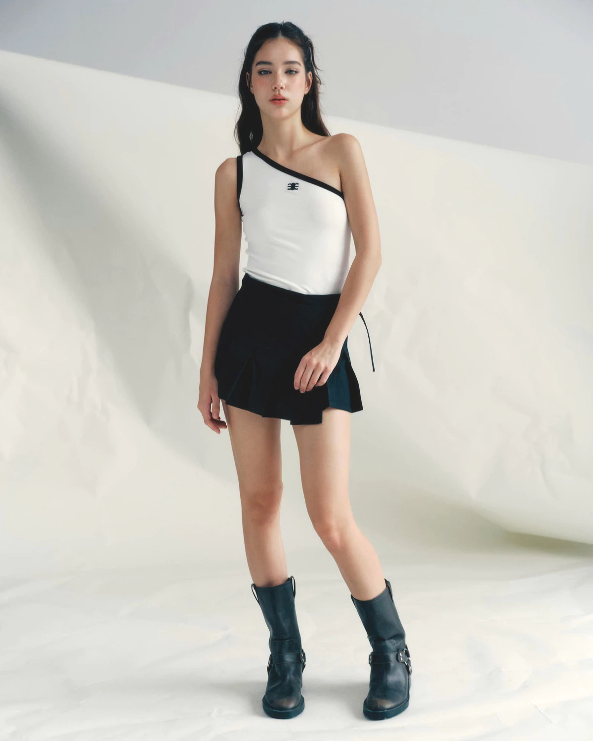 Eleven - Váy Xếp Ly Khóa Gài | Màu Đen