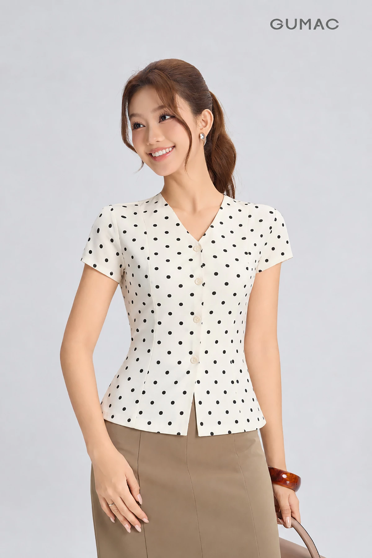 Áo Peplum Nữ GUMAC Áo Kiểu Cổ V Chấm Bi Xòe Nhẹ Tôn Eo Thanh Lịch Tôn Dáng LAG06044