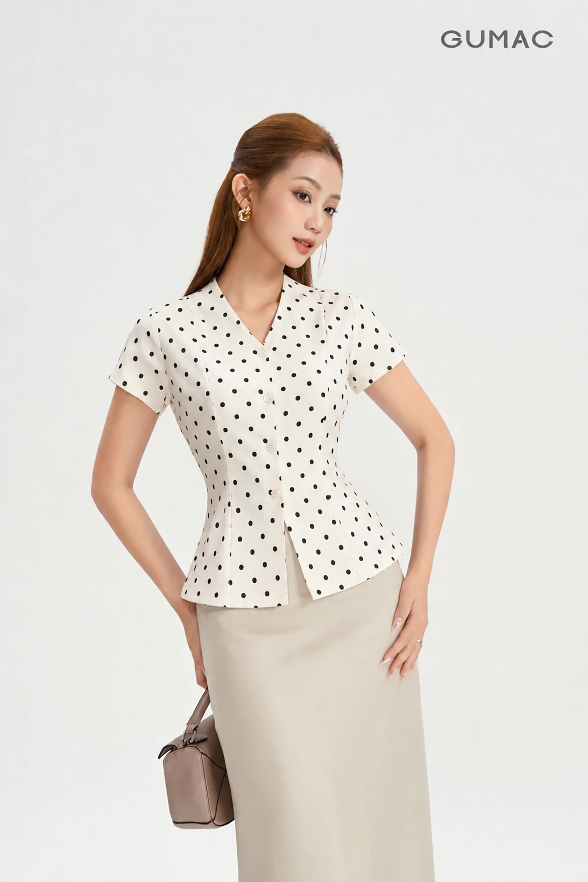 Áo Peplum Nữ GUMAC Áo Kiểu Cổ V Chấm Bi Xòe Nhẹ Tôn Eo Thanh Lịch Tôn Dáng LAG06044