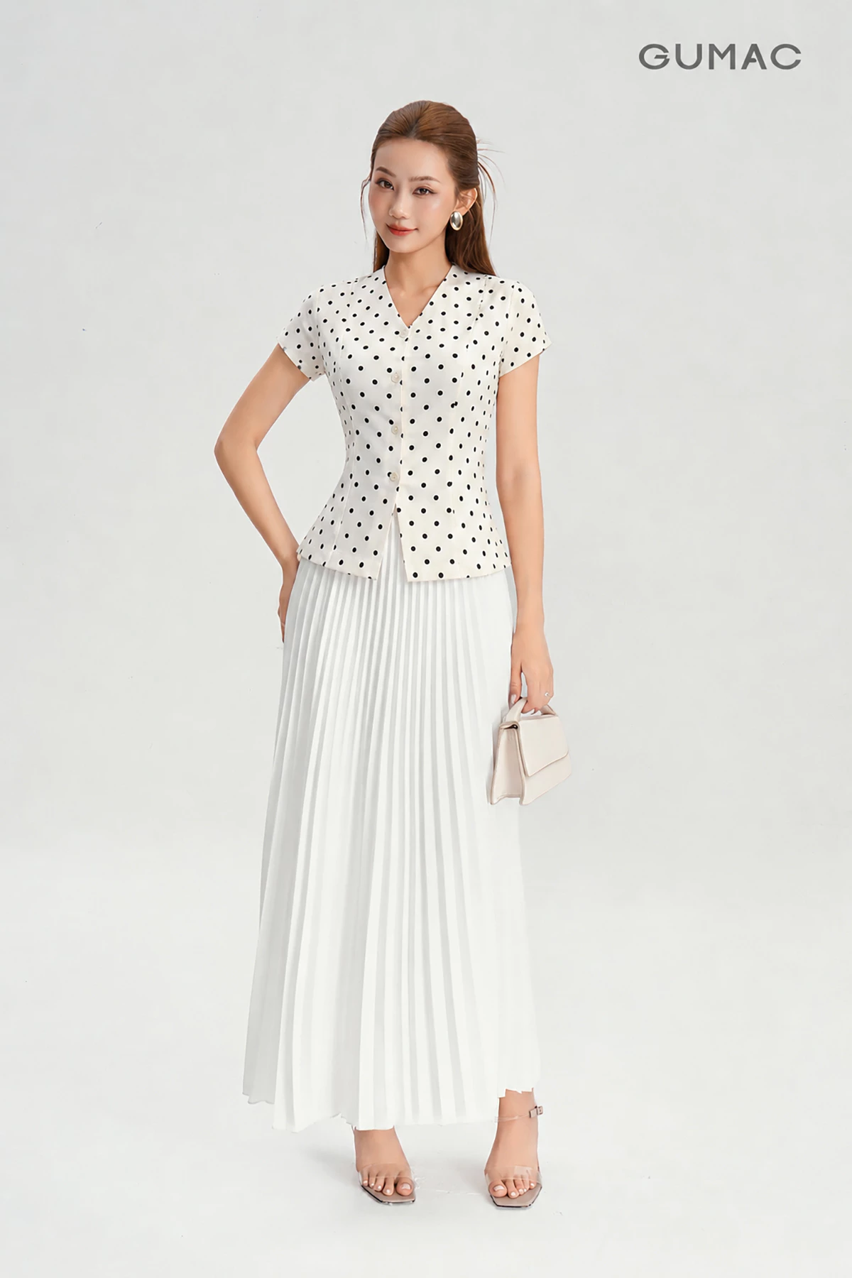 Áo Peplum Nữ GUMAC Áo Kiểu Cổ V Chấm Bi Xòe Nhẹ Tôn Eo Thanh Lịch Tôn Dáng LAG06044