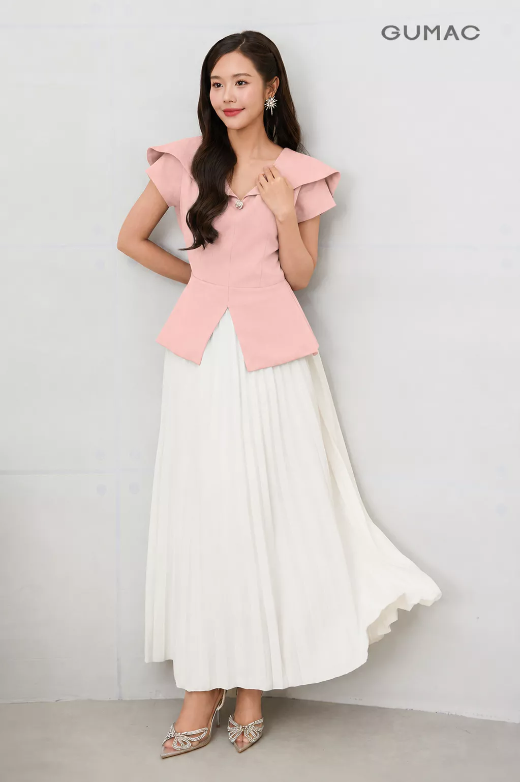 Áo Peplum GUMAC Tay Ngắn Cổ V Rộng Có Bản Vai Cách Điệu Dây Cột Phía Sau AG07008
