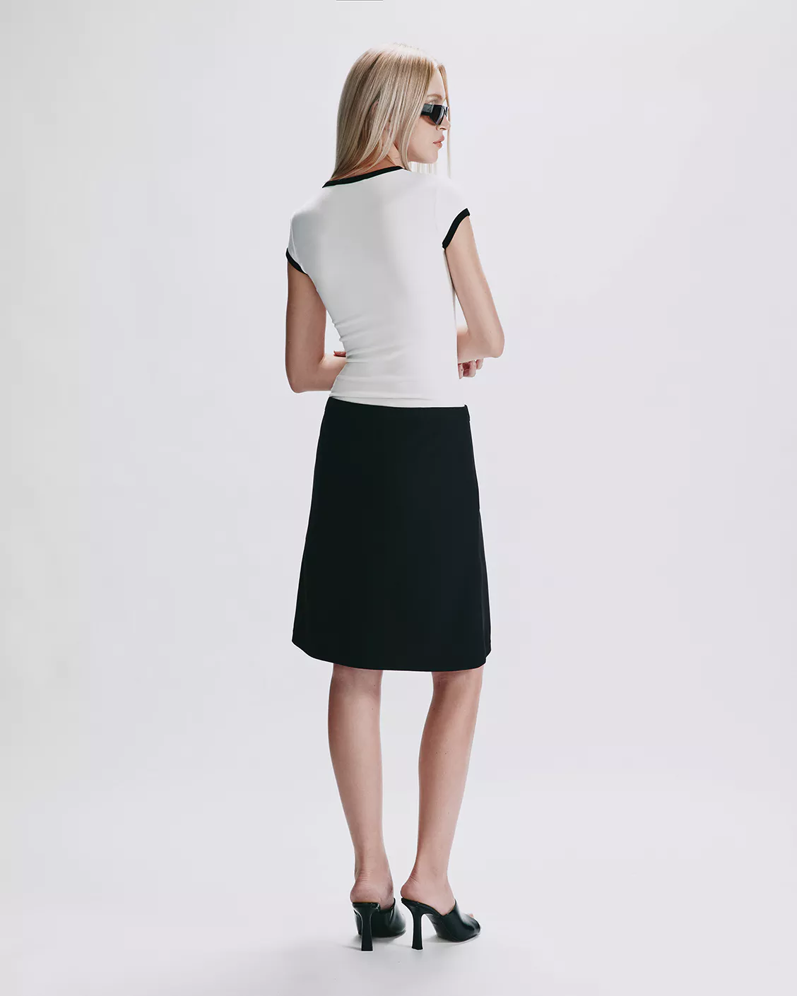 Eleven - Áo Thun Viền Cổ Tim | Màu Trắng Viền Đen