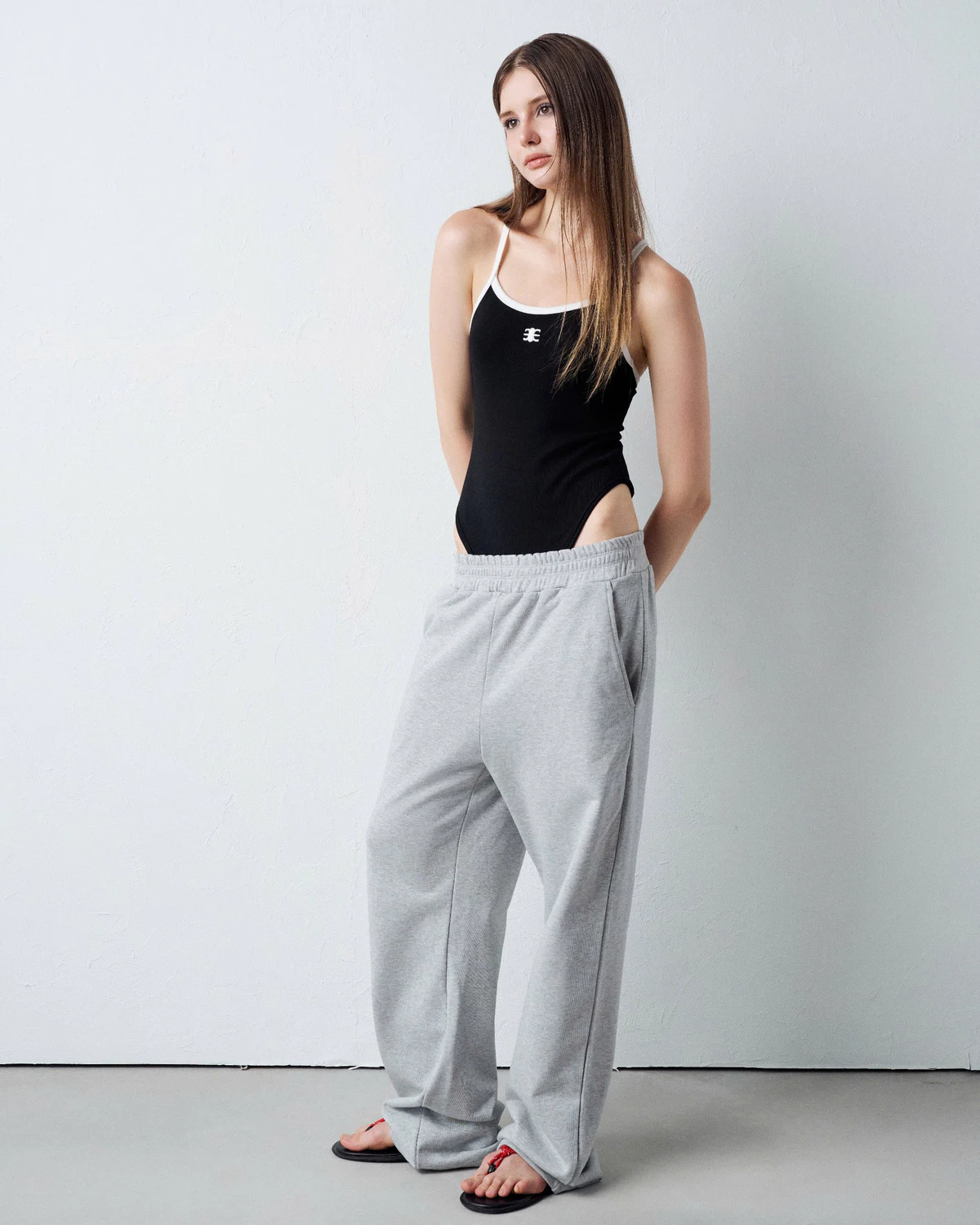 Eleven - Bodysuit Thun Gân Viền Tương Phản Thêu Mono | Màu Đen
