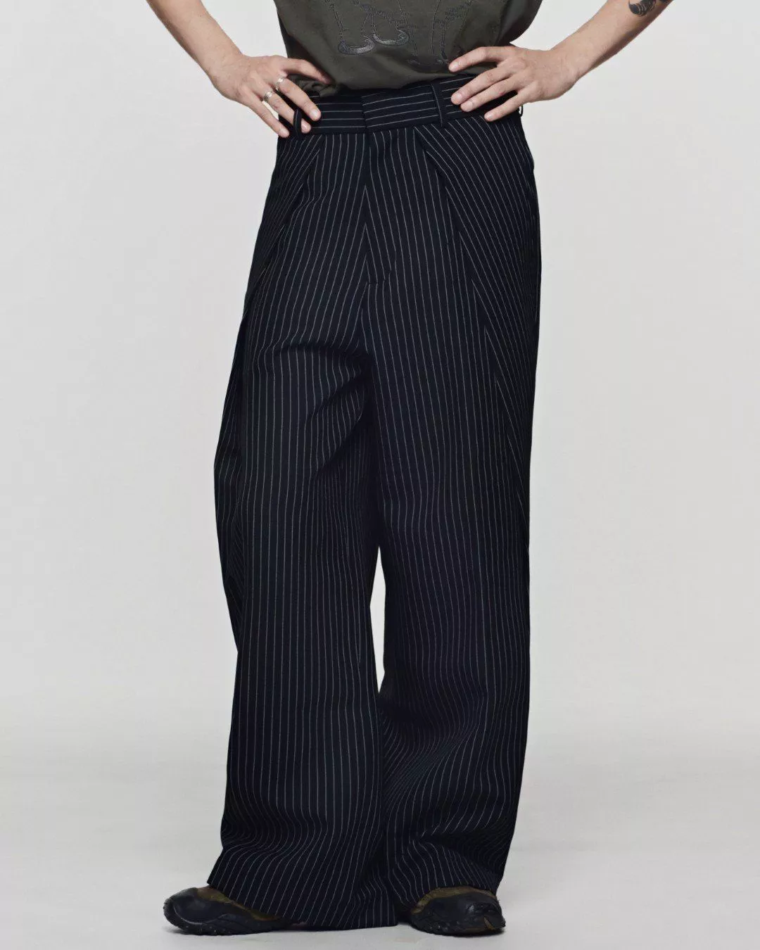 Quần Dài Vạt Chéo Ống Rộng Ly Lệch Unisex LIDER ROLLING STRAIGHT TROUSERS
