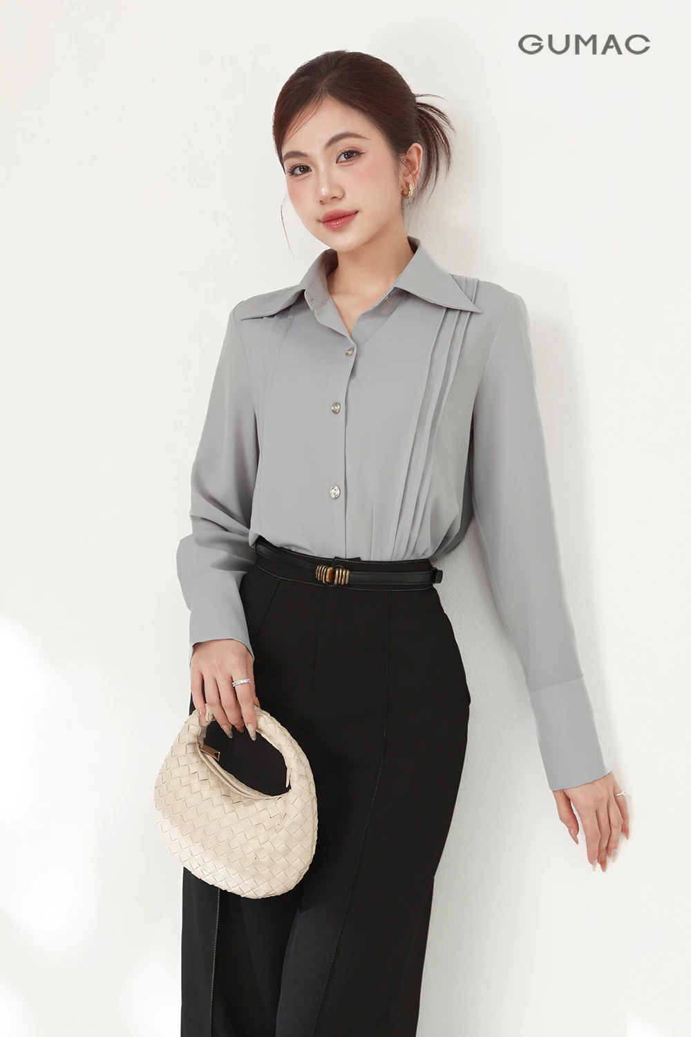 Áo Sơ Mi Nữ GUMAC Tay Dài Chiết Ly Lá Cổ Nhọn Vải Lụa Mềm Mát Công Sở AF03007