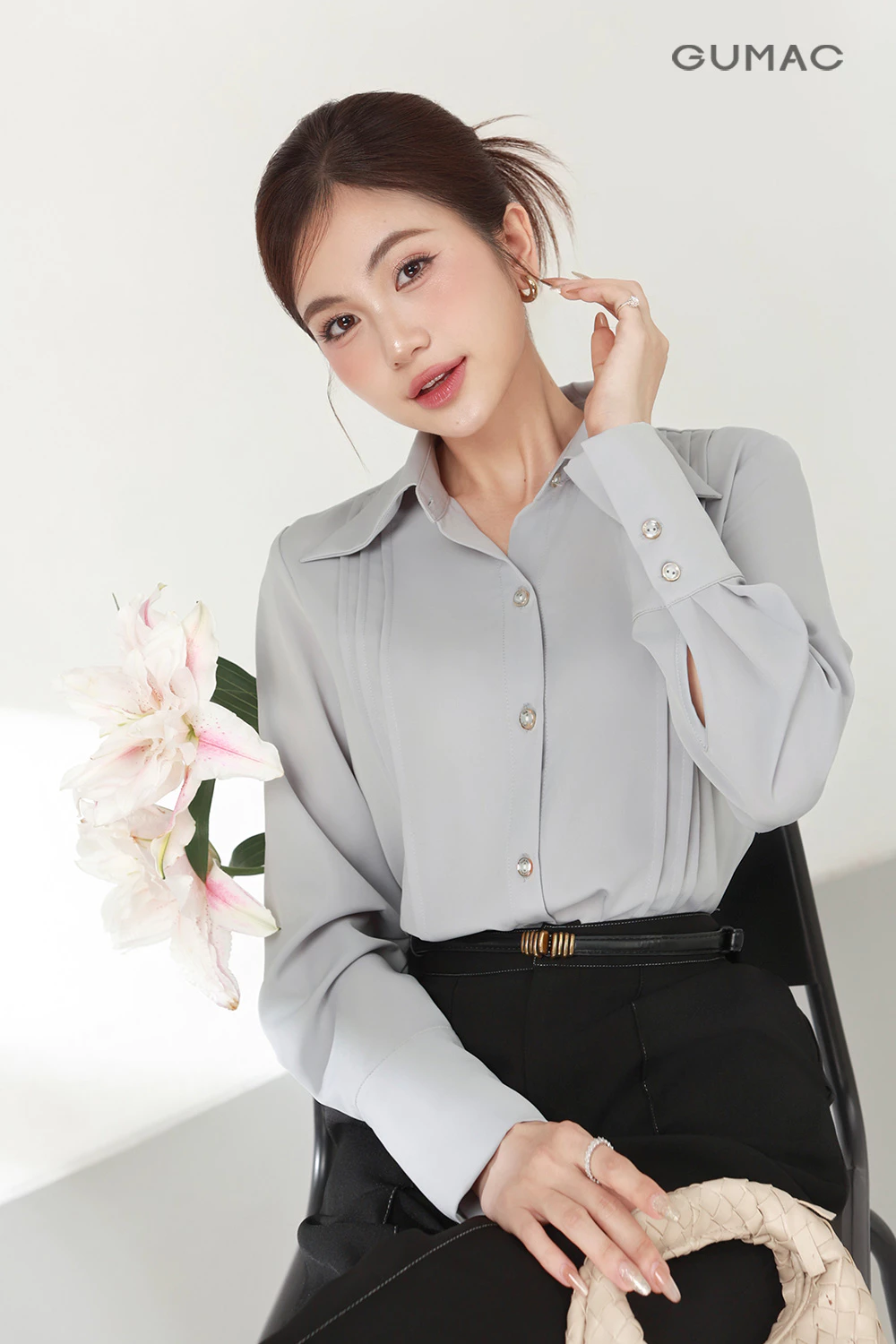 Áo Sơ Mi Nữ GUMAC Tay Dài Chiết Ly Lá Cổ Nhọn Vải Lụa Mềm Mát Công Sở AF03007