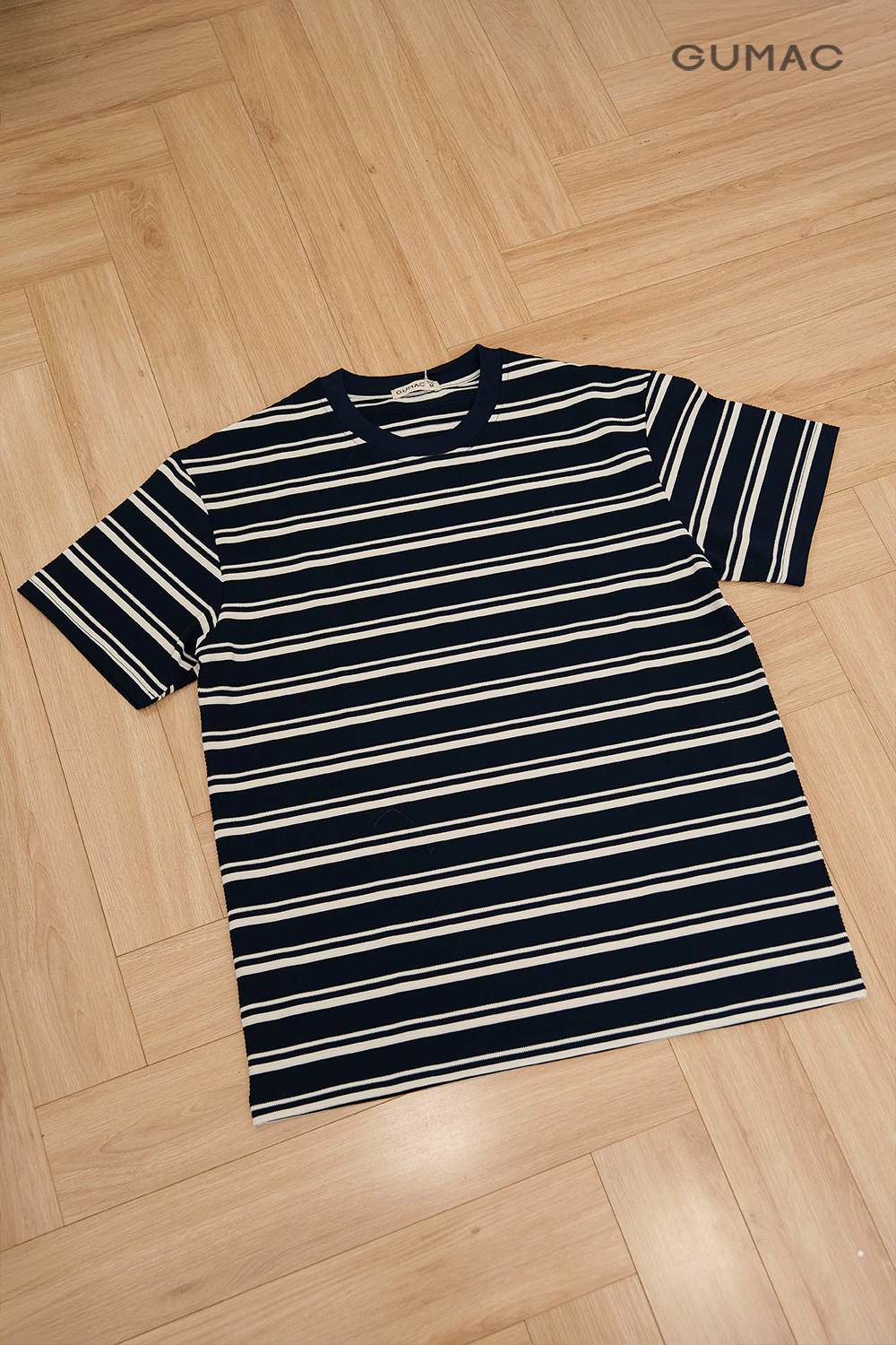 Áo thun nam GUMAC cổ tròn sọc kiểu form suông màu be - xanh đen - xanh dương  ATNF03024