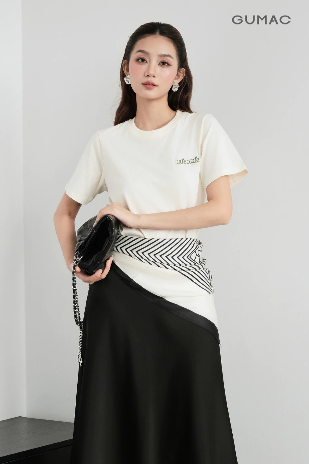 Áo Thun Nữ GUMAC Form Regular Cổ Tròn Tay Ngắn Thêu Chữ Adecade Tối Giản Trẻ Trung ATF09006
