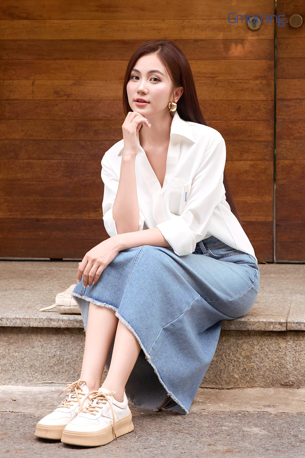 Áo sơ mi nữ Gmorning - GUMAC tay dài cổ tim xẻ V có túi phía trước có túi YAF12091