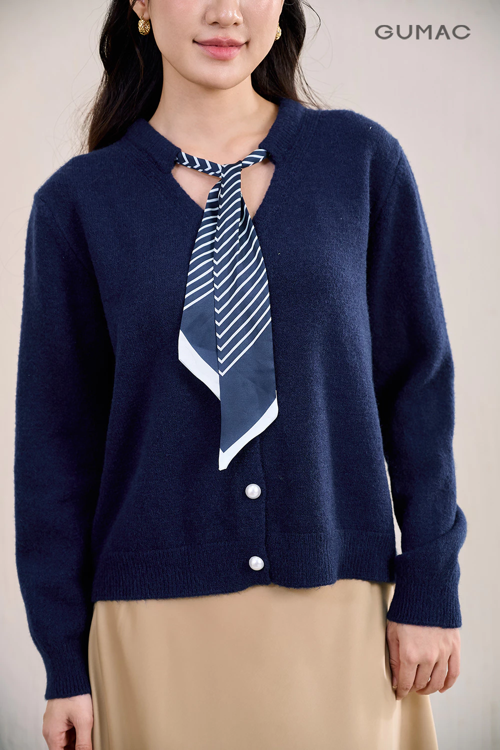 Áo len cardigan nữ GUMAC form suông cổ kèm khăn đính tay dài  AF11047