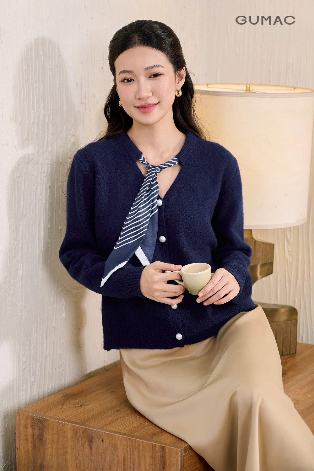 Áo len cardigan nữ GUMAC form suông cổ kèm khăn đính tay dài  AF11047