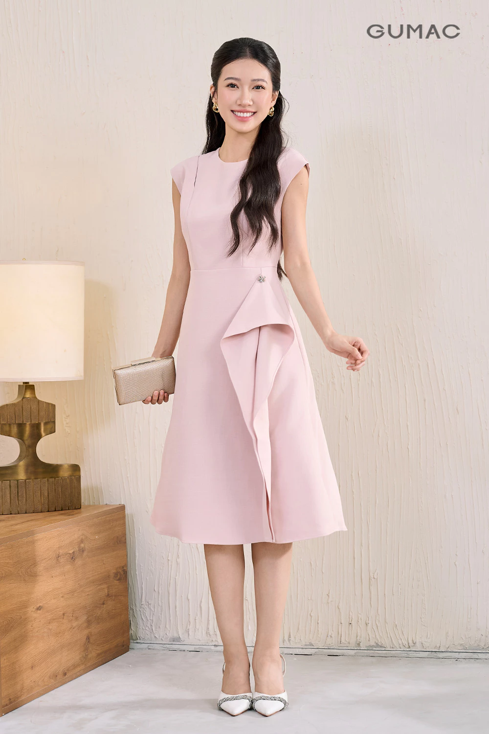 Đầm nữ GUMAC form A tùng cách điệu có túi cổ khoét đính nút tráng trí  DF06049